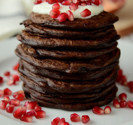 Wieża z puszystych czekoladowych pancakes – na śniadanie idealne
